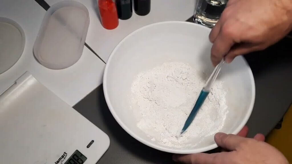 Mieszanie i ważenie gipsu polimerowego w misce