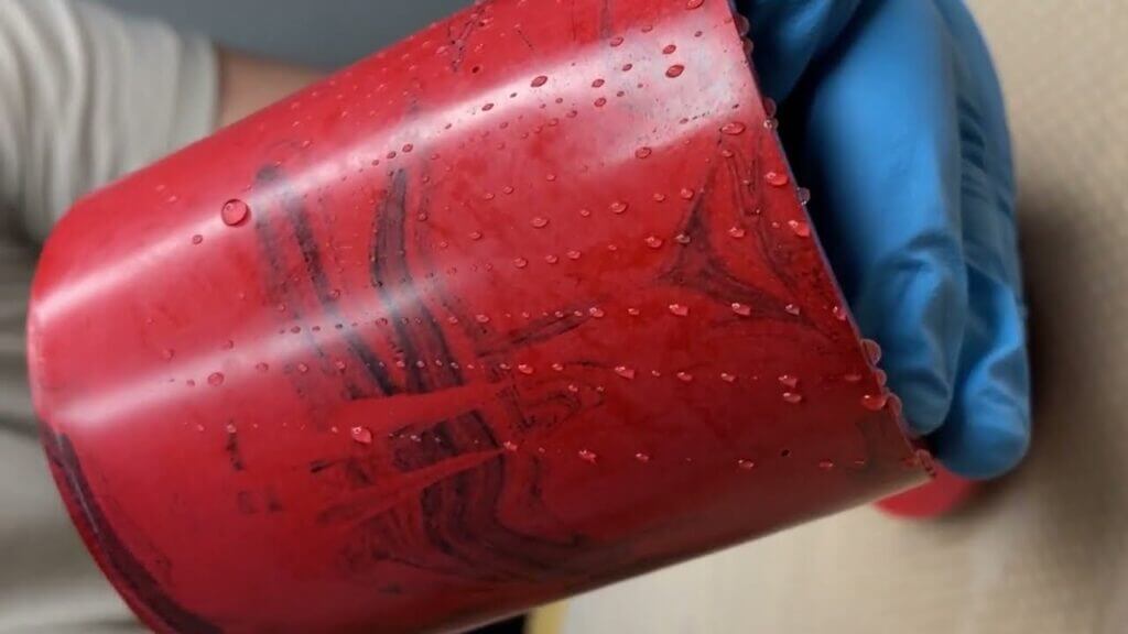 Czerwona doniczka impregnowana impregnatem do gipsu