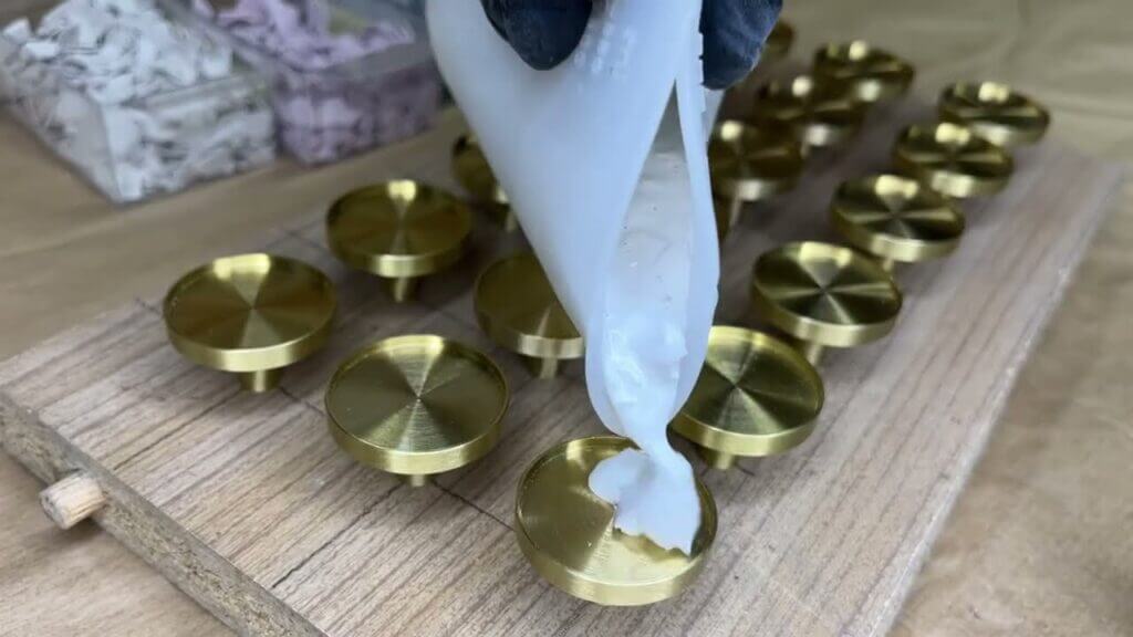 Wylewanie gipsu polimerowego do metalowej formy