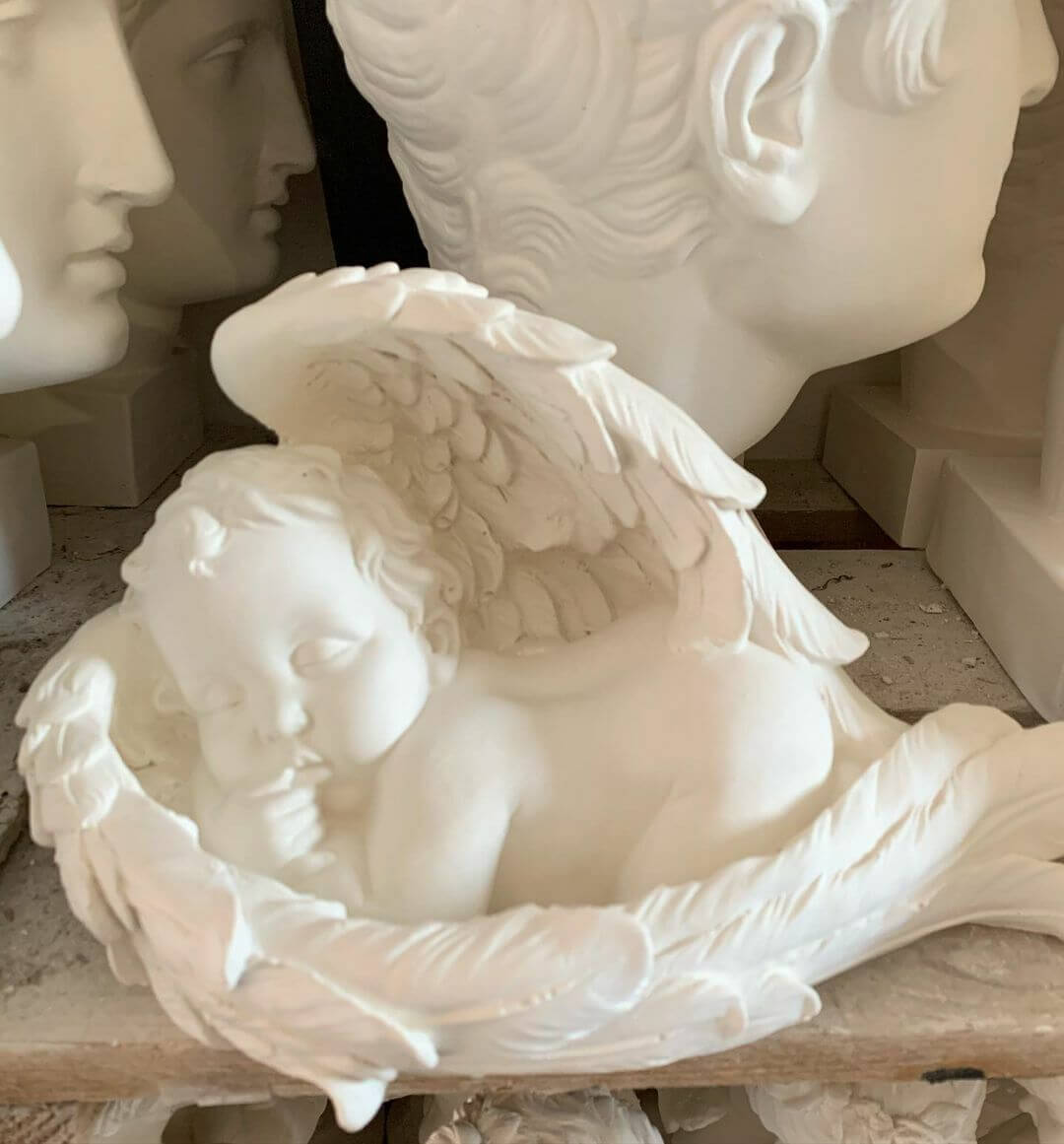 Aniołek wykonany z gipsu polimerowego