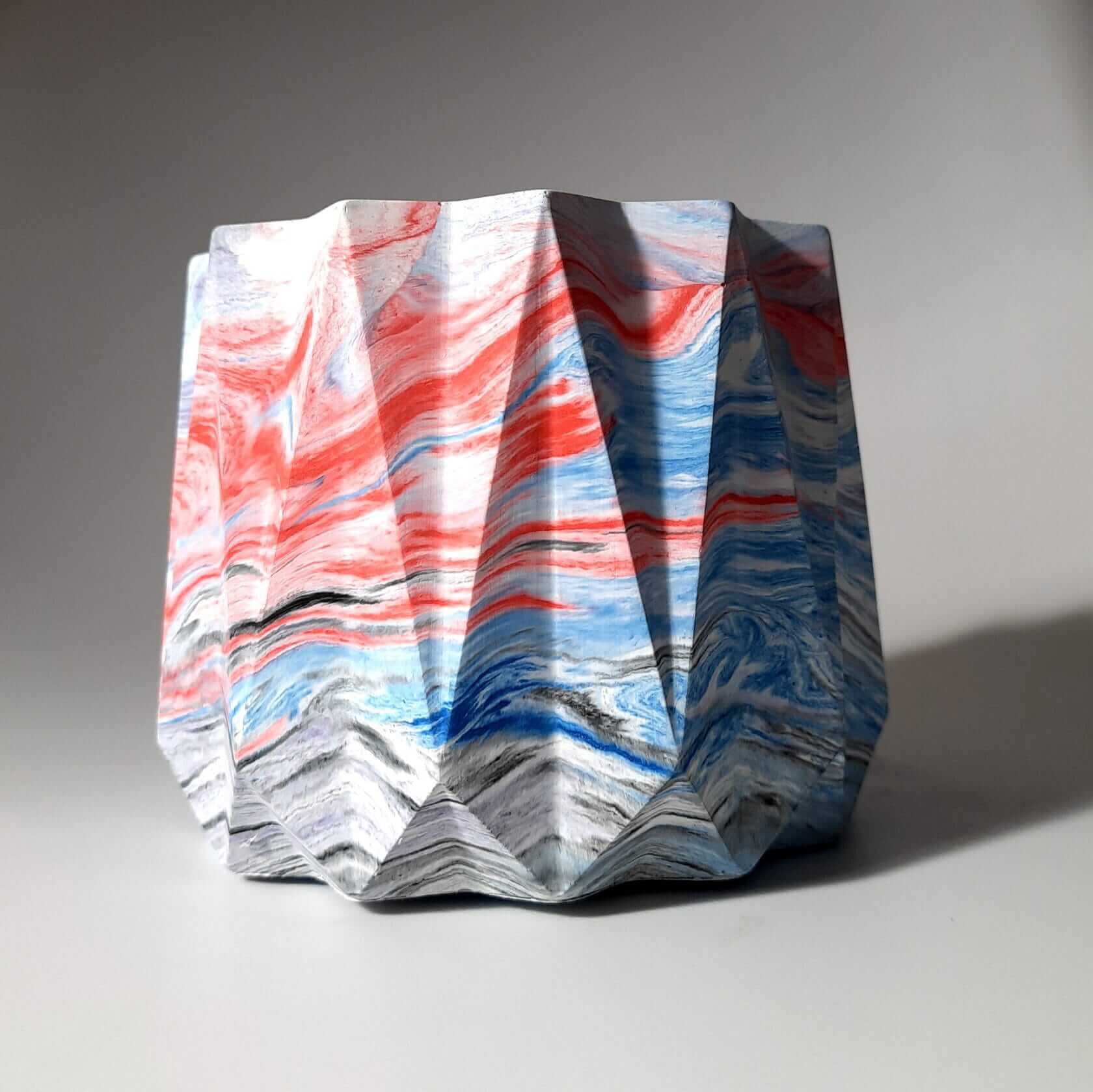 Doniczka z gipsu polimerowego niebiesko-czerwona