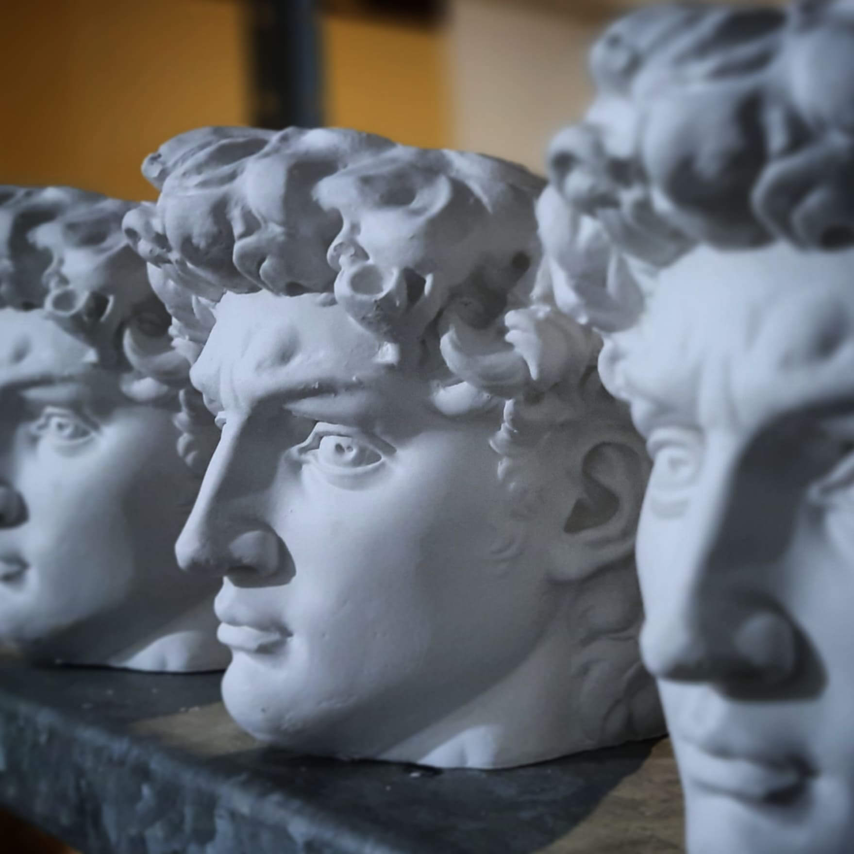 Rzeźby twarzy wykonane z gipsu polimerowego