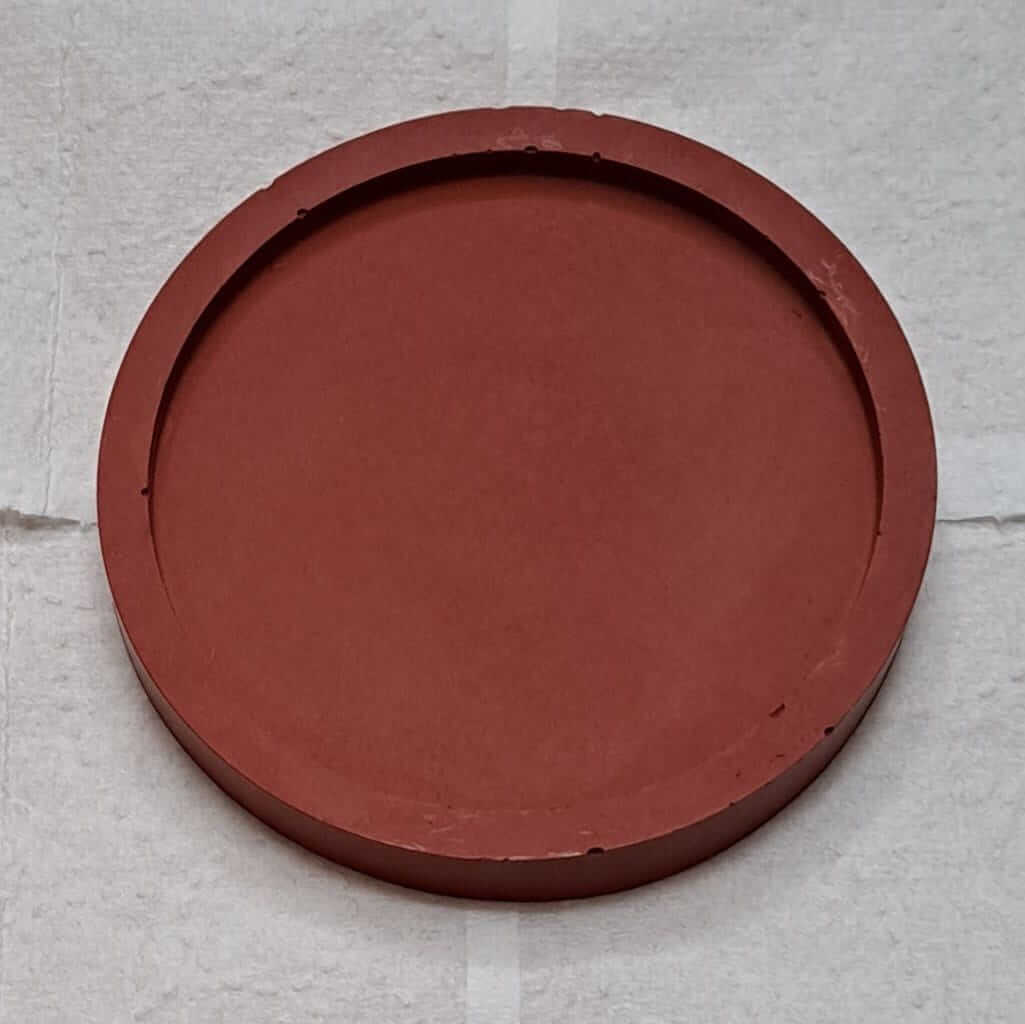 Podstawka z gipsu farbowana za pomocą czerwonego barwnika