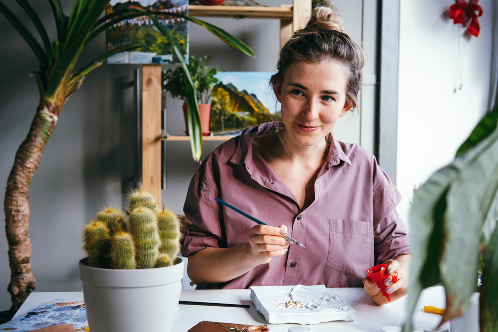 kobieta malująca obraz